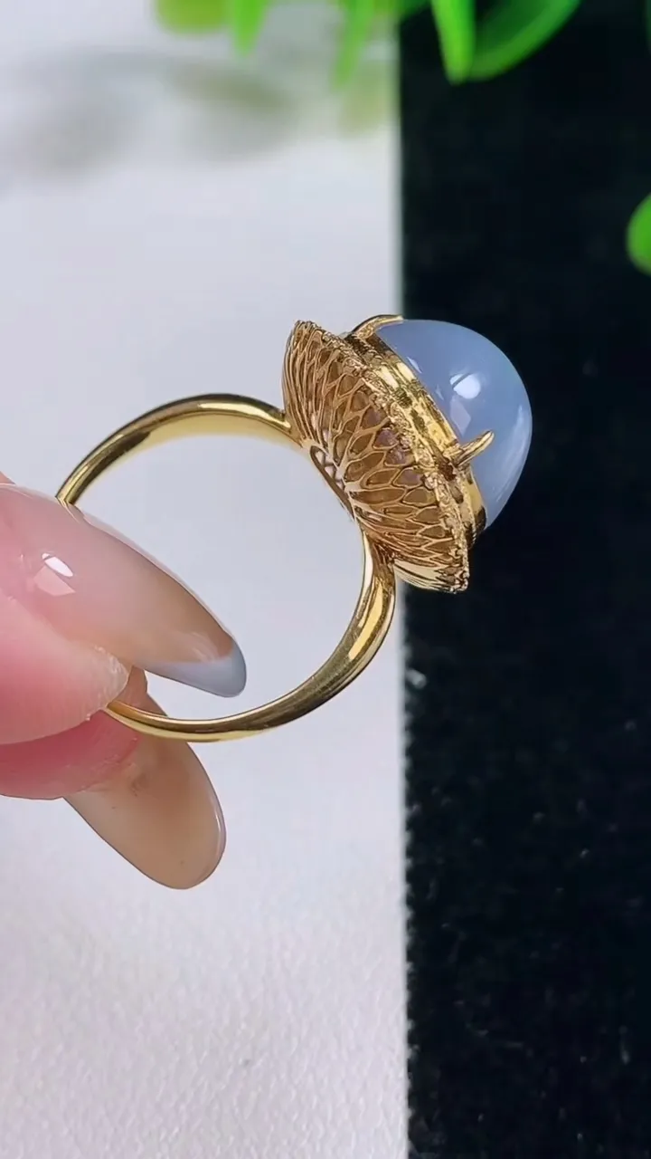 天然A货翡翠18K金紫罗兰蛋面戒指，尺寸18.6-14-12.7-12，重量:5.36g2025年11月20日
工厂直销收藏佳品,种好水足，色泽均匀，有种有色，上手高大气！