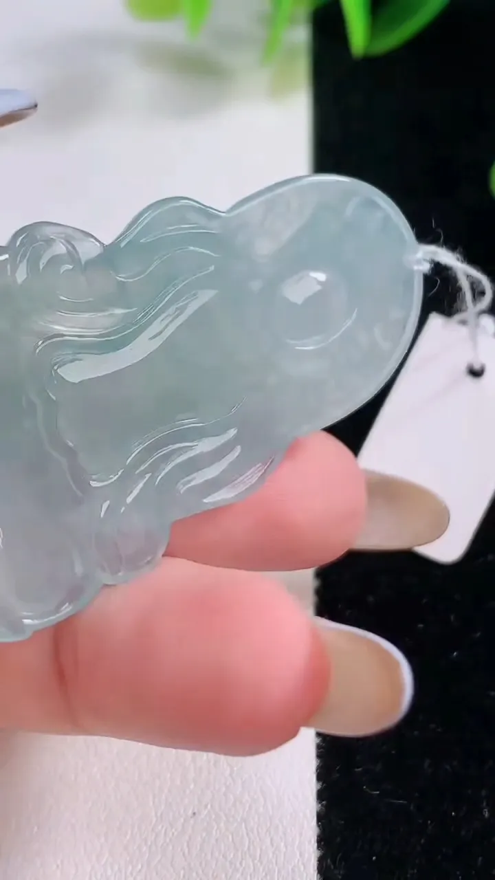 天然A货翡翠大势至菩萨吊坠，尺寸49.2-29.4-5.7，重量:14.87g
11月20日