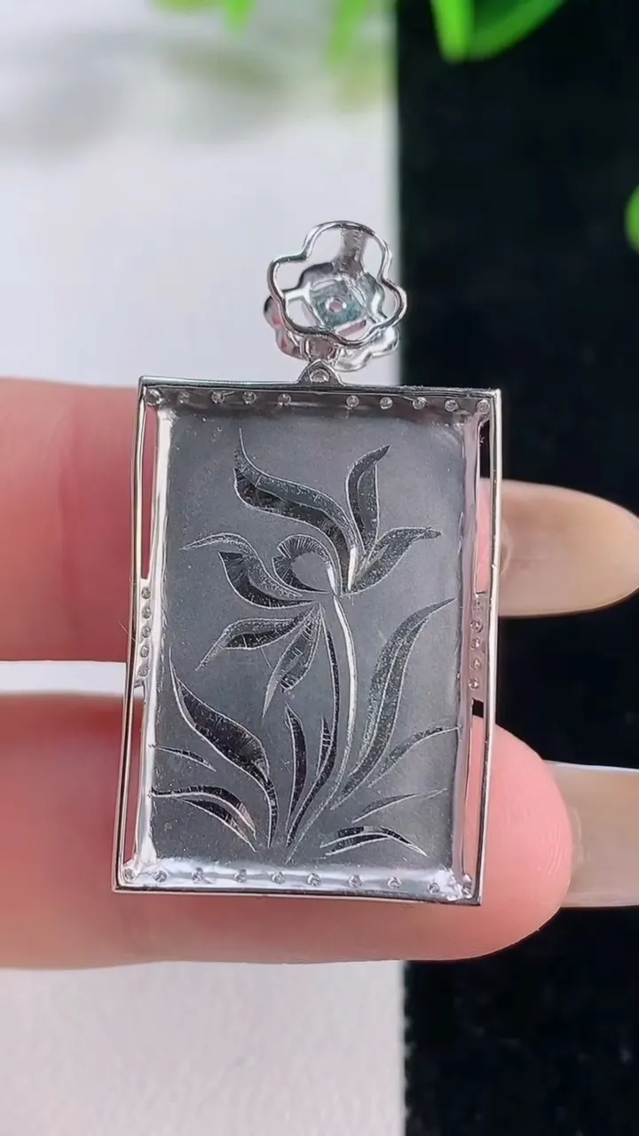 天然A货翡翠无事牌吊坠，尺寸33-18.2-5.3，裸石24.5-16.7重量:5.64g
11月20日