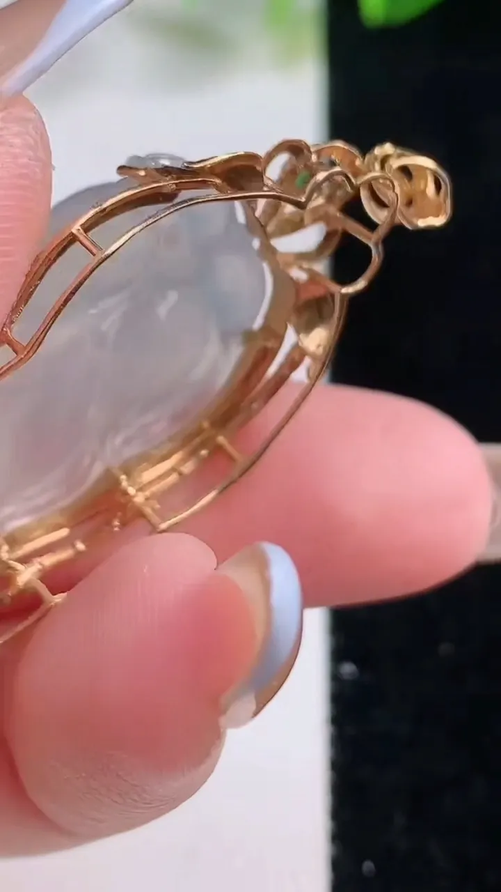 天然A货翡翠种白冰金枝玉叶 叶子吊坠，尺寸44.2-21-9.6，裸石31-17.7重量:6.20g
11月20日