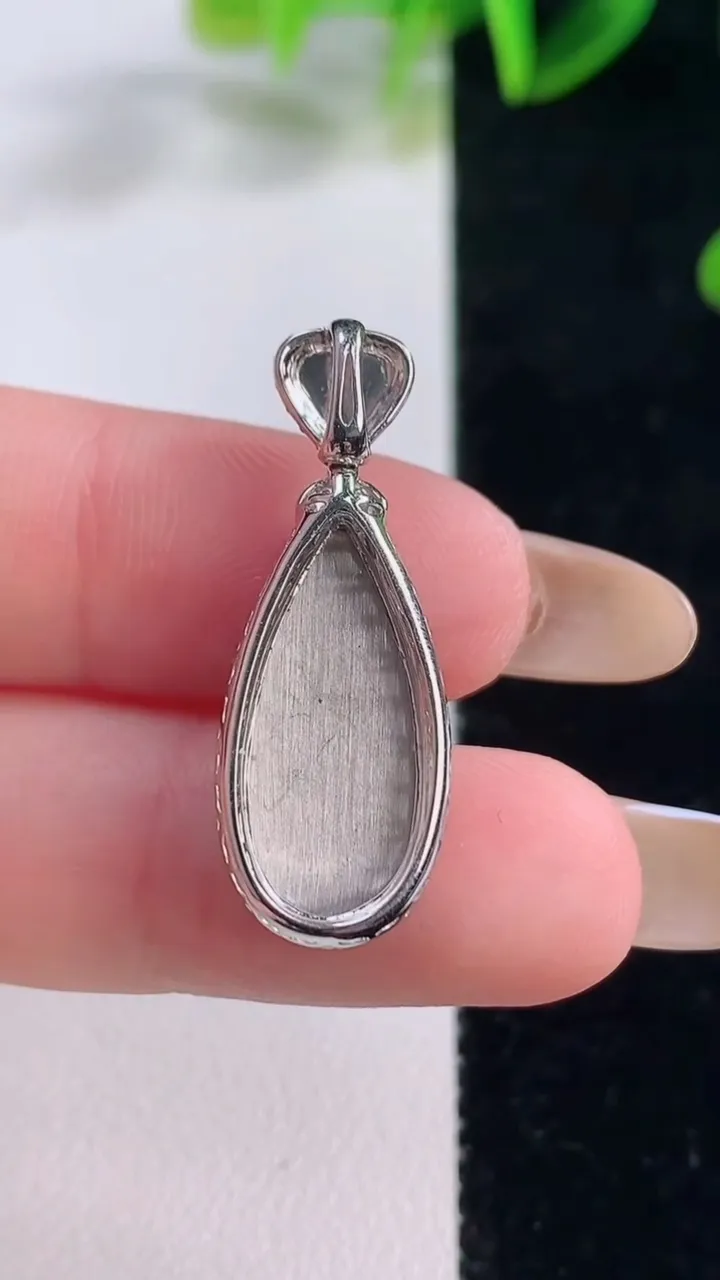 天然A货翡翠水滴吊坠，尺寸30-11-5.6，裸石19.2-8.7重量:2.79g
11月20日