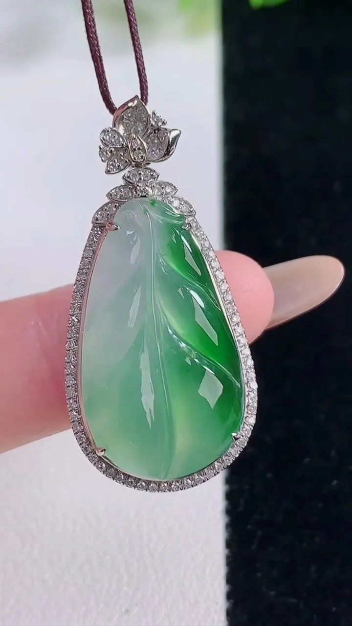 天然A货翡翠金枝玉叶 叶子吊坠，尺寸35.3-17-7，裸石24.3-13.5重量:4.18g
11
