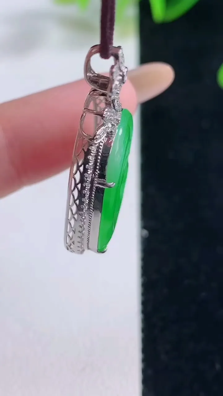 天然A货翡翠如意吊坠，尺寸33.2-17.5-5.8，裸石21.2-15重量:4.26g
11月20日