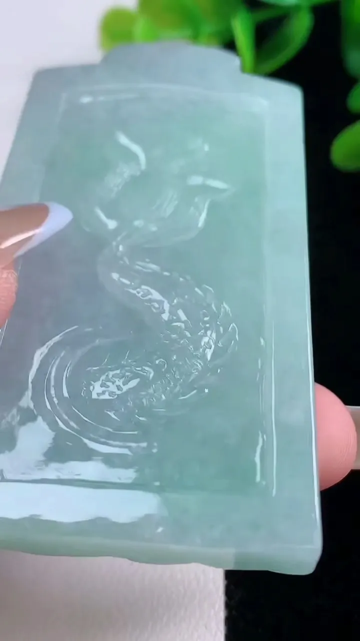 天然A货翡翠龙牌吊坠，尺寸72-40.8-9，重量:68.55g
11月20日