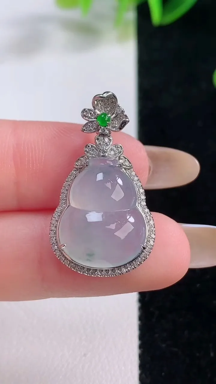 天然A货翡翠种飘花葫芦吊坠，尺寸28.8-16.6-7.9，裸石17.2-13.3重量:3.61g
