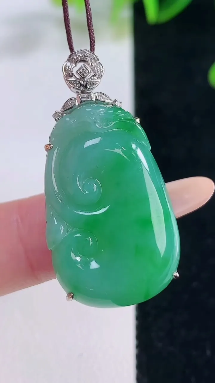 天然A货翡翠如意吊坠，尺寸36.2-28.4-1.8，重量:7.32g
11月20日