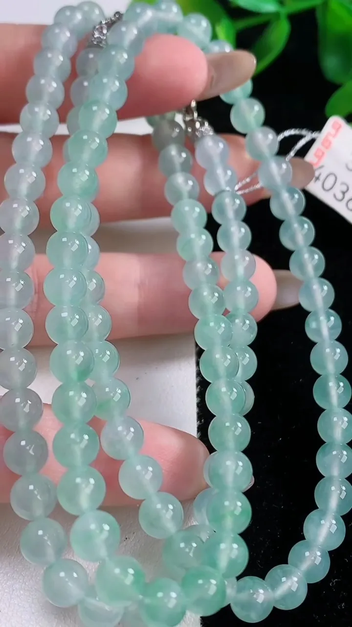 天然A货翡翠圆珠项链，尺寸5.7-108颗，重量:41.60g
11月20日