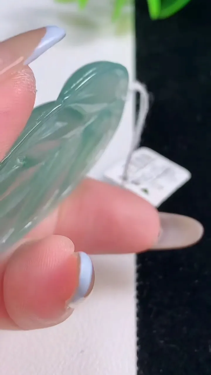 天然A货翡翠金枝玉叶叶子吊坠，尺寸48.6-28.6-5.3，重量:14.77g
11月20日