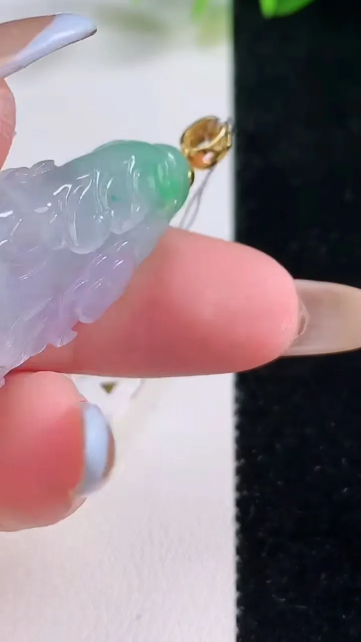 天然A货翡翠白菜吊坠，尺寸34-18.3-10.2，重量:10.92g
11月20日