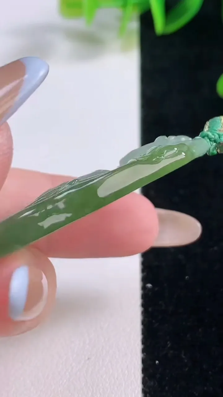 天然A货翡翠观音菩萨吊坠，尺寸55.2-24-5，重量:14.86g
11月20日