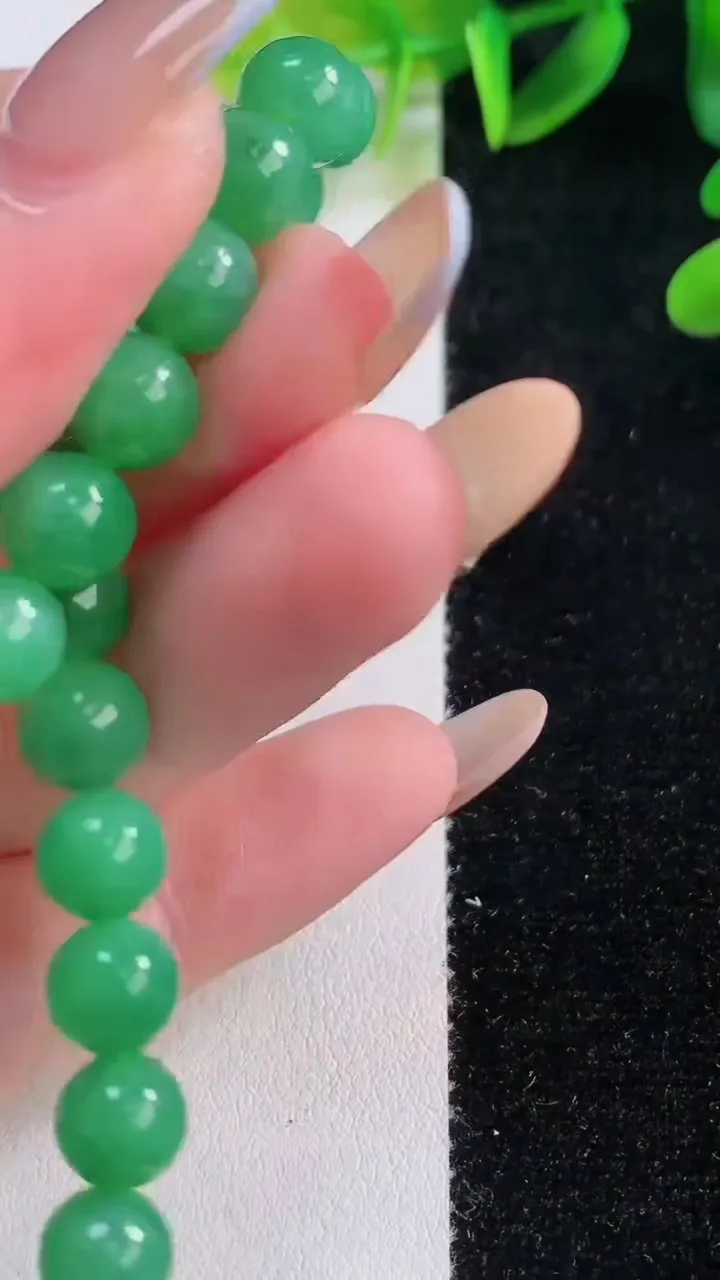 天然A货翡翠圆珠手串，尺寸7.2-26颗，重量:18.76g11月20日
工厂直销收藏佳品,种好水足，色泽均匀，有种有色，上手高大气！