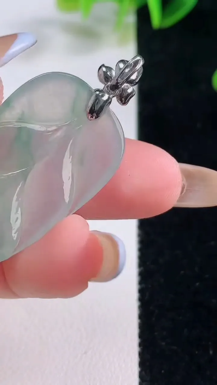 天然A货翡翠种飘花金枝玉叶 叶子吊坠，尺寸35-20-4，重量:6.46g
11月20日