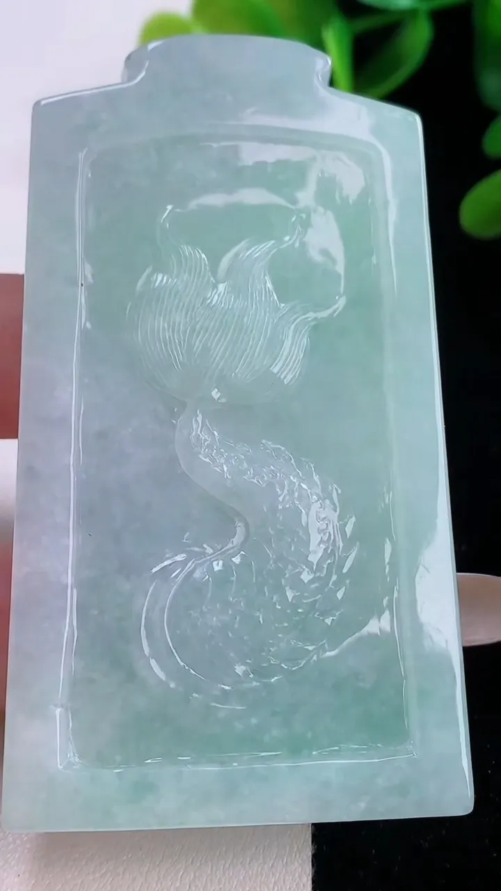 天然A货翡翠龙牌吊坠，尺寸72-40.8-9，重量:68.55g
11月20日