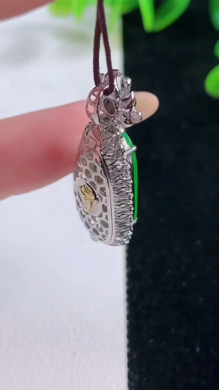 天然A货翡翠福豆吊坠，尺寸32.8-13-7.3，裸石20.2-8.6重量:3.50g
11月20日