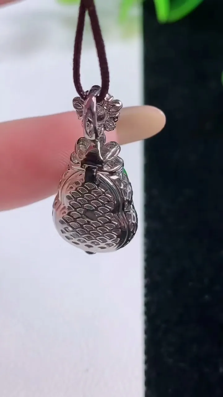 天然A货翡翠葫芦吊坠，尺寸24.8-12-7.4，裸石13.3-9.4重量:2.63g
11月20日