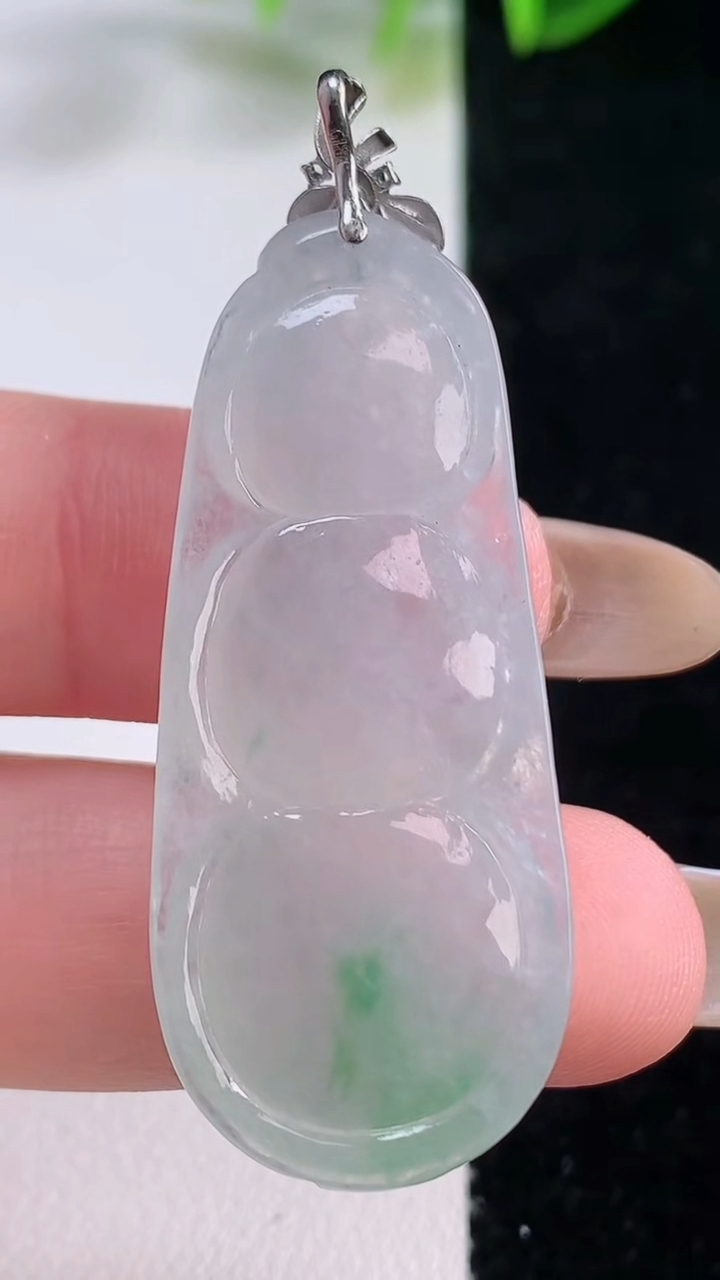 天然A货翡翠福豆吊坠，尺寸42-18.2-5.7，重量:8.37g
11月20日