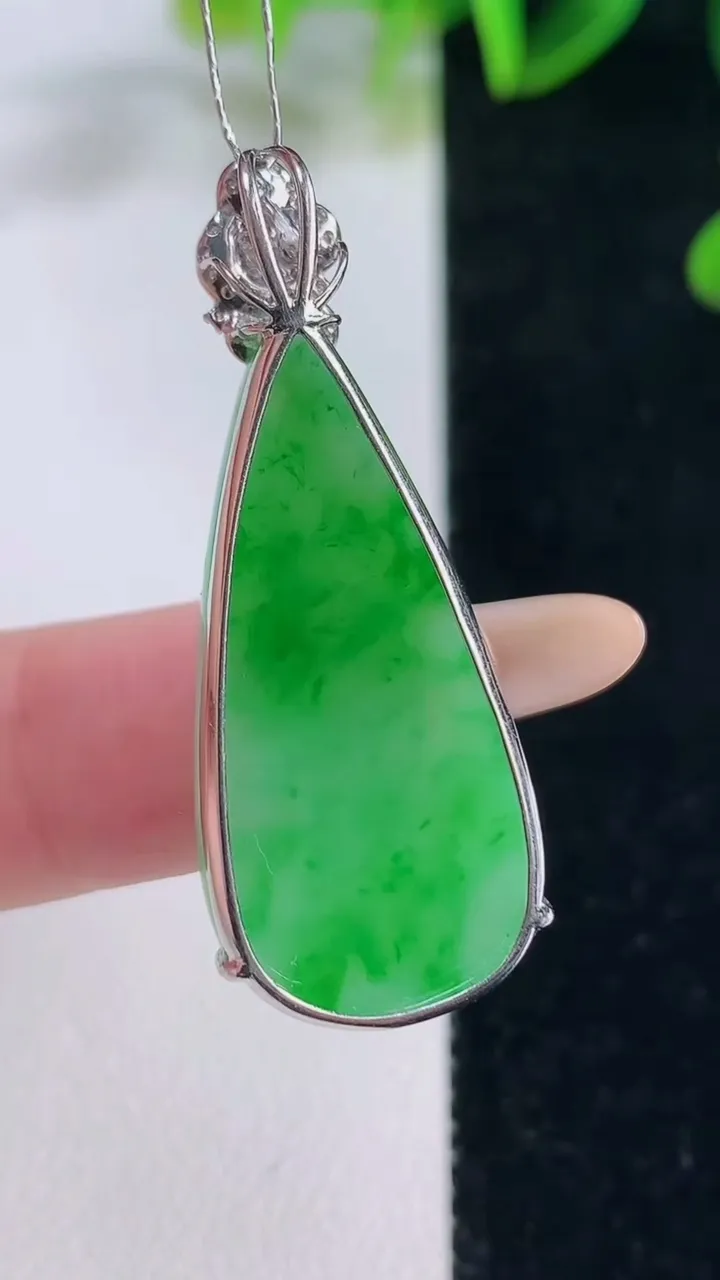 天然A货翡翠水滴吊坠，尺寸31.4-15.3-4.4，重量:4.53g
11月20日