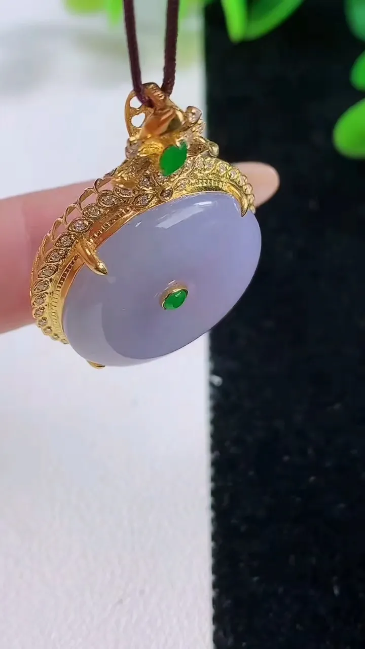 天然A货翡翠18K金紫罗兰平安扣吊坠，尺寸34.2-24.6-9，裸石21.5重量:7.59g
11月20日