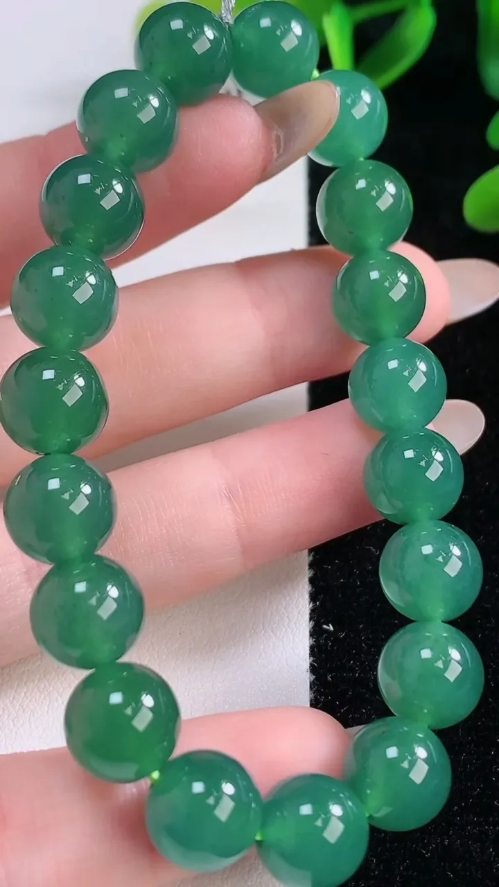 天然A货翡翠圆珠手串，尺寸9.7-19颗，重量:31.29g11月20日
工厂直销收藏佳品,种好水足，色泽均匀，有种有色，上手高大气！