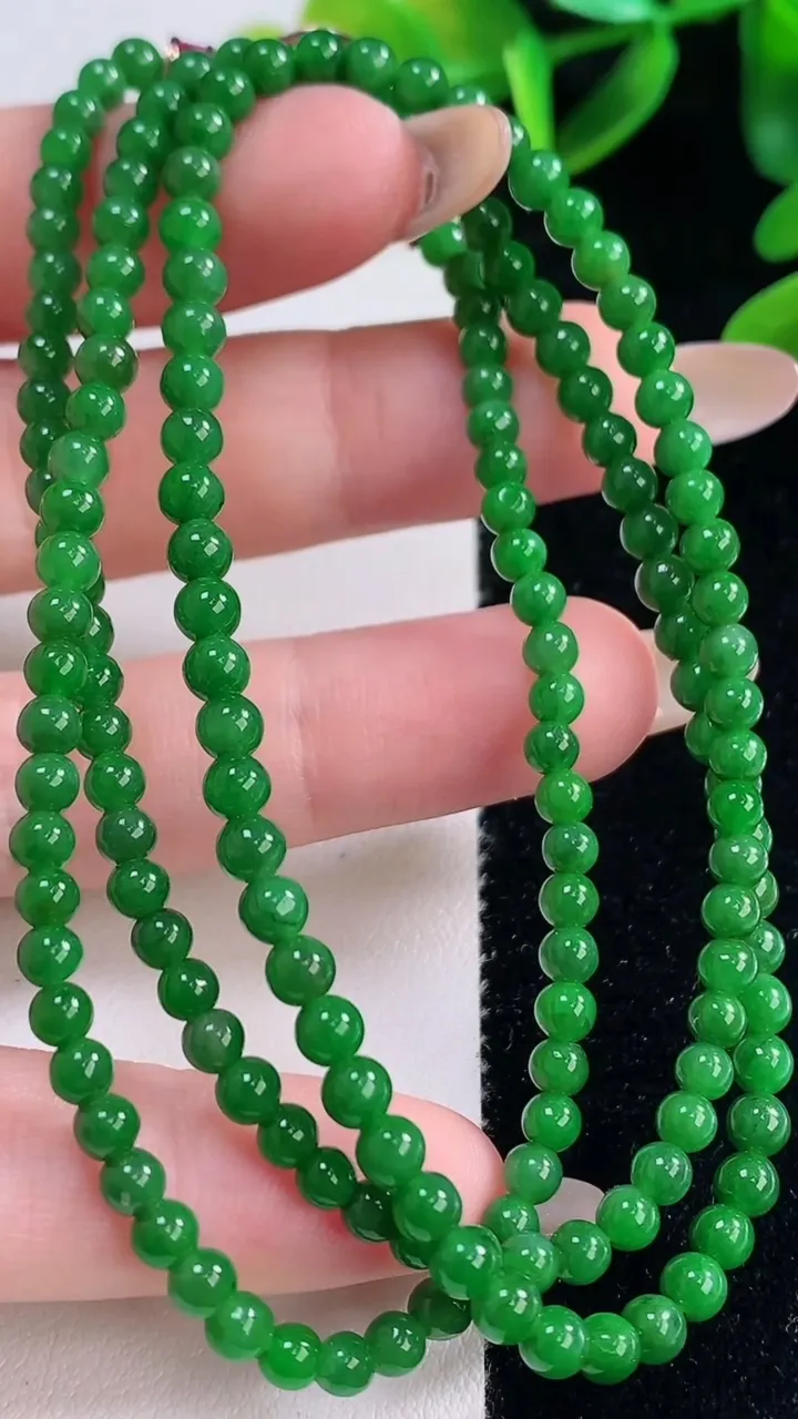 天然A货翡翠小米珠项链，尺寸3.7-166颗，重量:16.57g11月20日
工厂直销收藏佳品,种好水足，色泽均匀，有种有色，上手高大气！