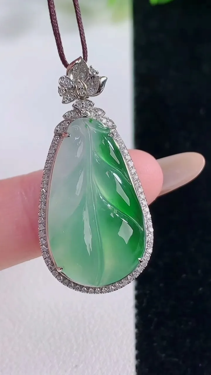 天然A货翡翠金枝玉叶 叶子吊坠，尺寸35.3-17-7，裸石24.3-13.5重量:4.18g
11月20日