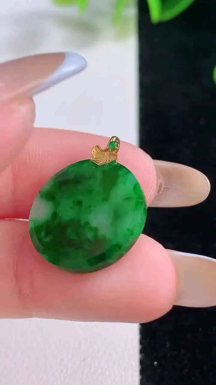 天然A货翡翠无事牌吊坠，尺寸18-2.6，重量:2.38g
11月20日