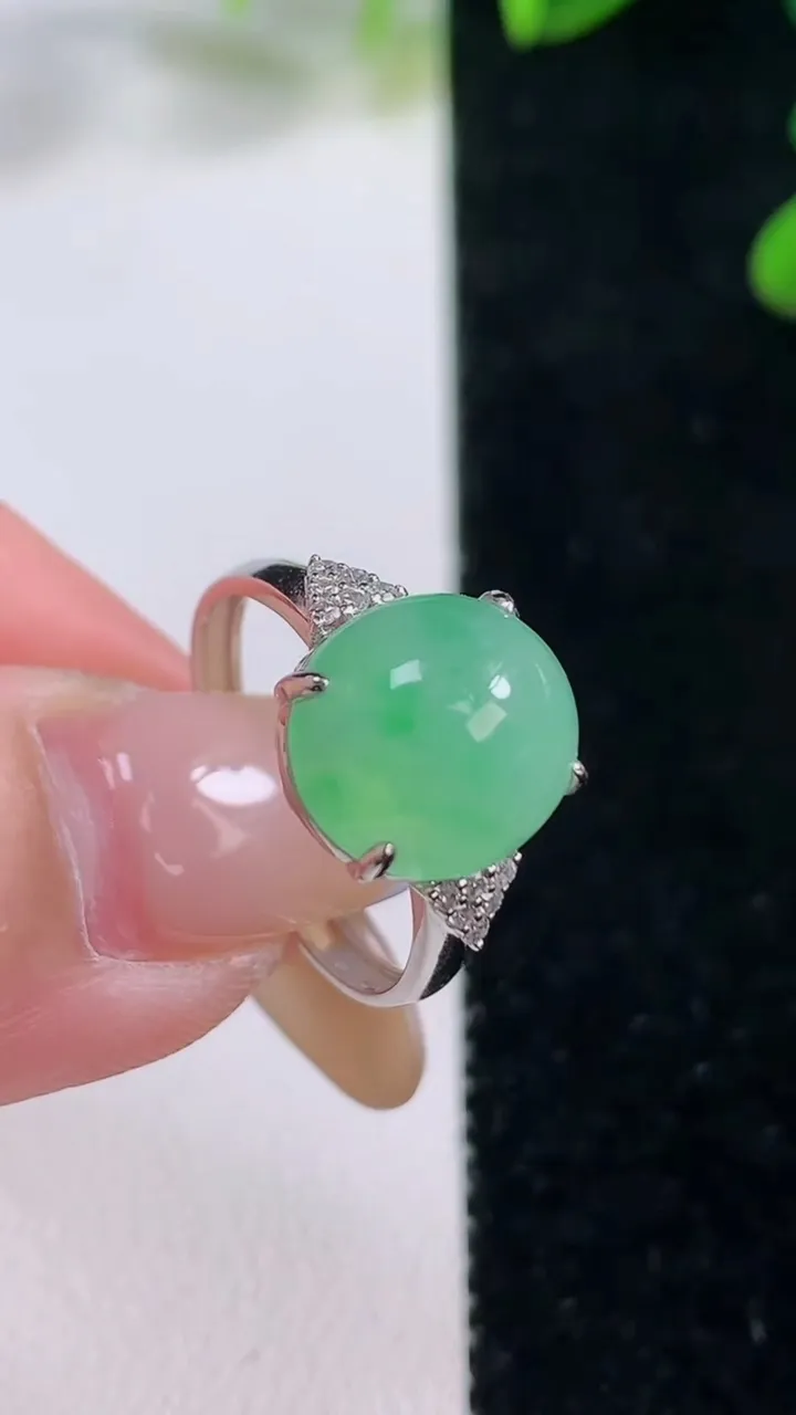 天然A货翡翠蛋面戒指，尺寸17.8-11.2-10-8.2，重量:2.64g2025年11月20日
