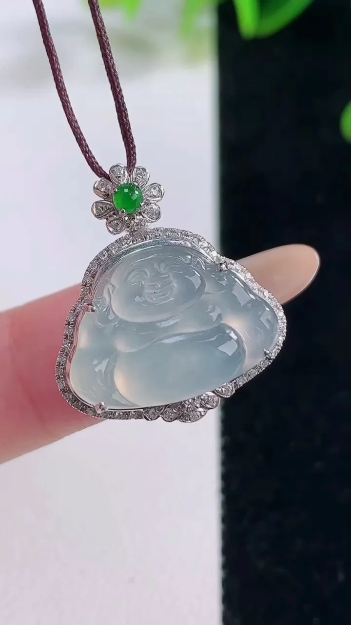 天然A货翡翠种白冰佛公吊坠，尺寸22.8-20.4-7.2，裸石12.6-17.8重量:3.42g
