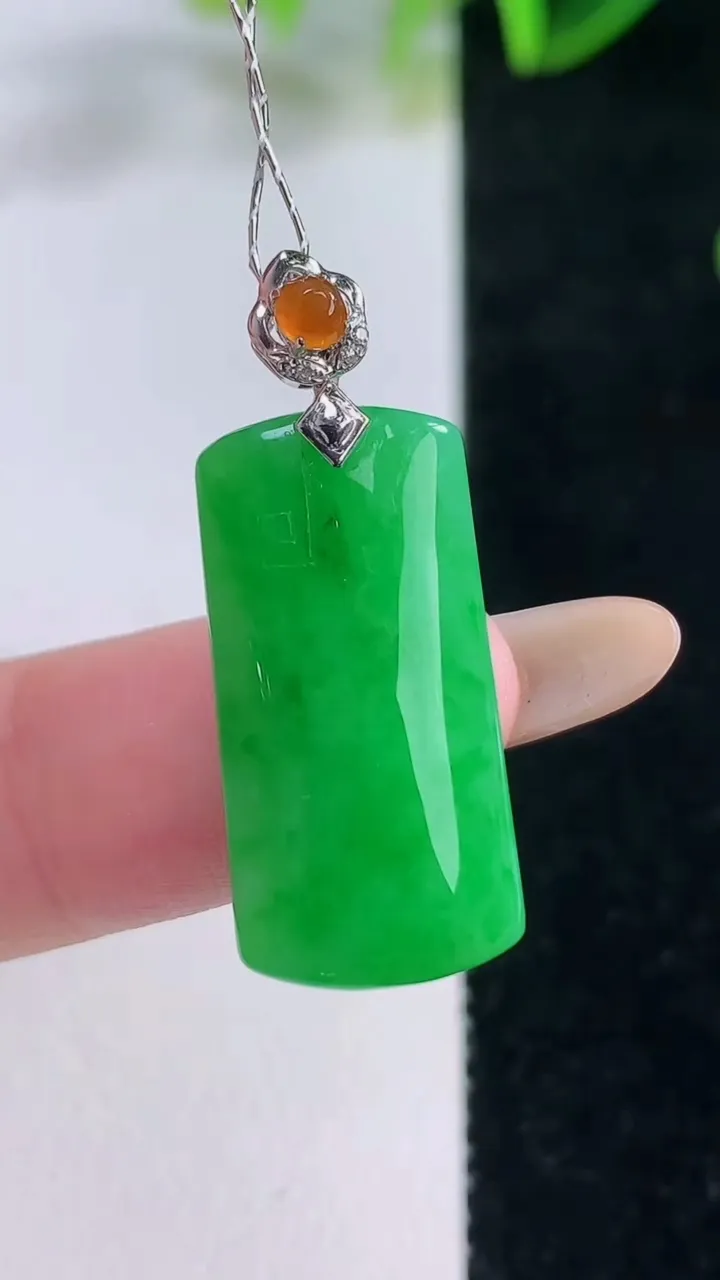 天然A货翡翠无事牌吊坠，尺寸23.7-11.7-4.7，重量:3.81g
11月20日