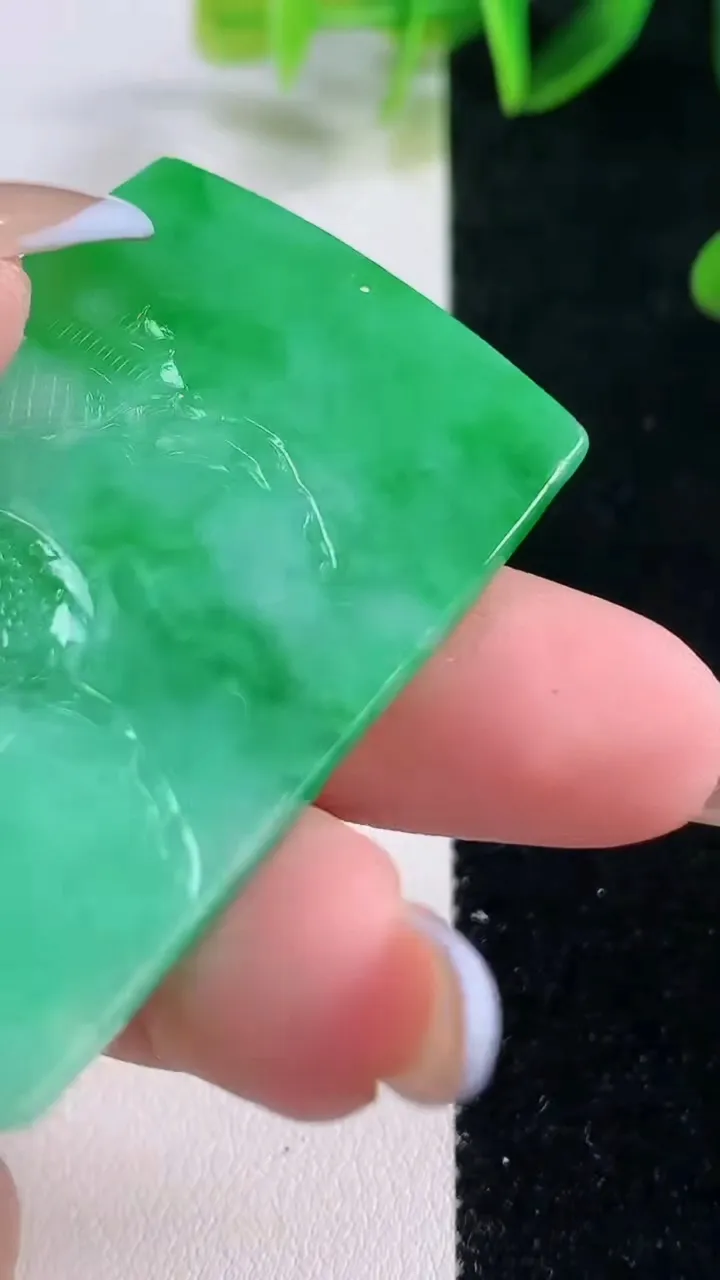 天然A货翡翠山水牌吊坠，尺寸52.4-32.7-5，重量:24.62g
11月20日