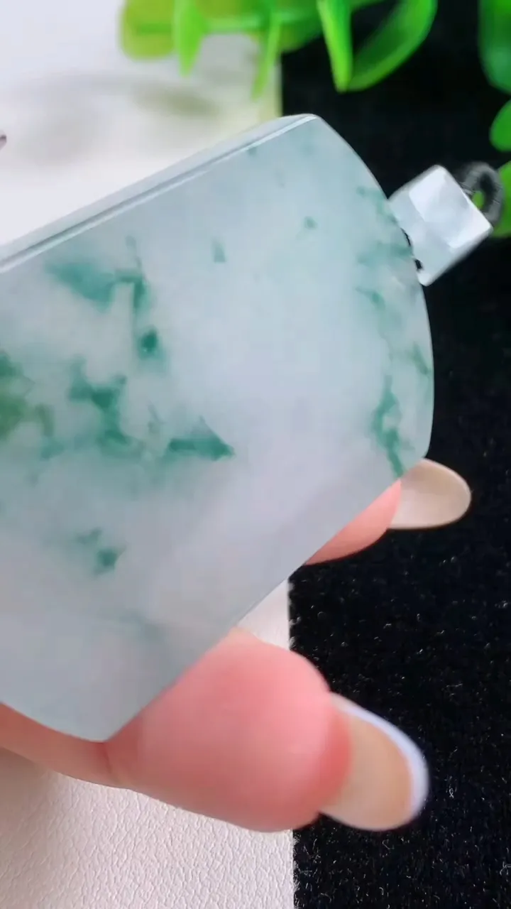 天然A货翡翠种飘花无事牌吊坠，尺寸51.7-35.5-5.9，重量:33.56g
11月20日