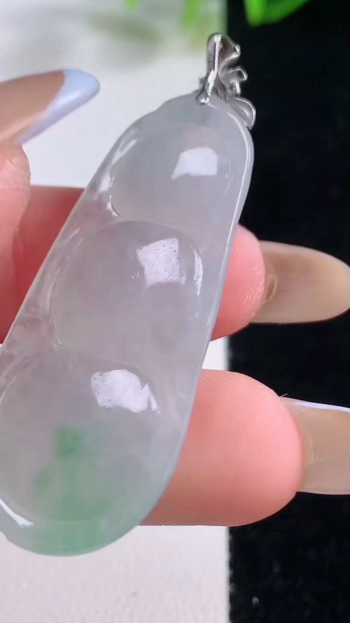 天然A货翡翠福豆吊坠，尺寸42-18.2-5.7，重量:8.37g
11月20日