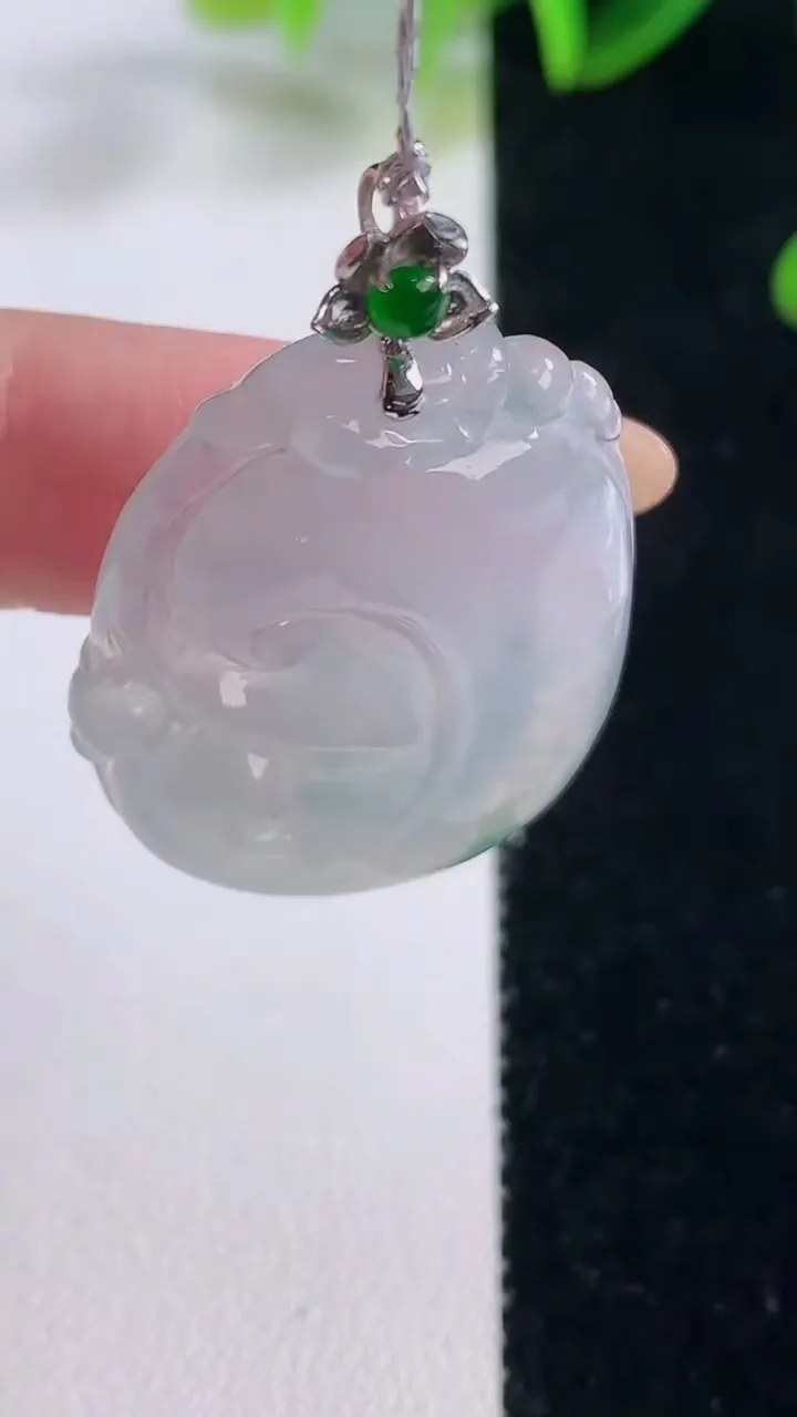 天然A货翡翠种飘花如意吊坠，尺寸35-25.6-5.9，重量:10.87g
11月20日