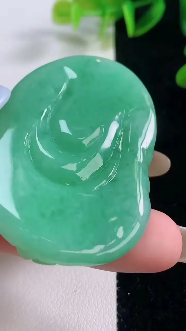 天然A货翡翠逍遥佛吊坠，尺寸52.6-40-11.4，重量:39.78g
11月20日