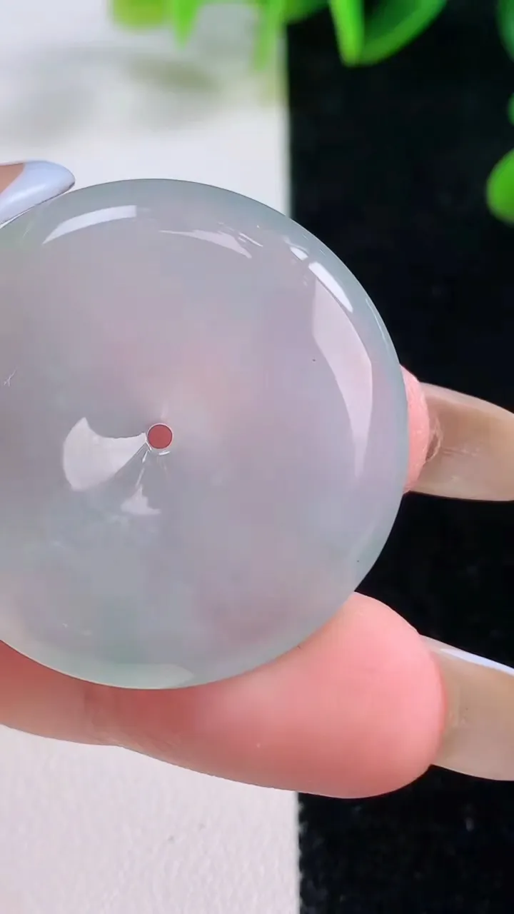 天然A货翡翠平安扣吊坠，尺寸32.3-5.6，重量:12.63g
11月20日