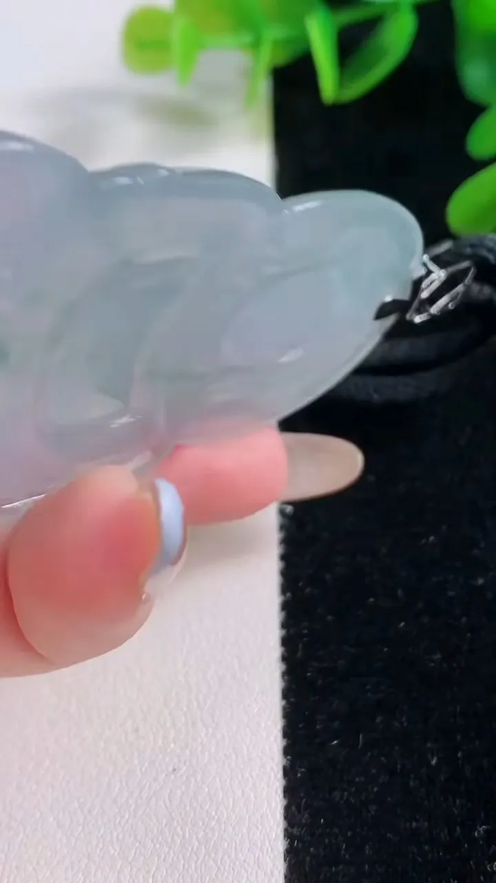 天然A货翡翠种飘花观音菩萨吊坠，尺寸71.7-43-6.4，重量:38.70g
11月20日