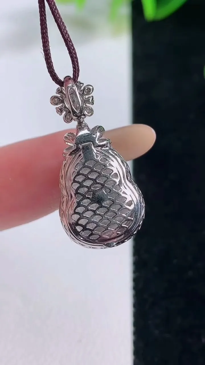 天然A货翡翠葫芦吊坠，尺寸24.8-12-7.4，裸石13.3-9.4重量:2.63g
11月20日