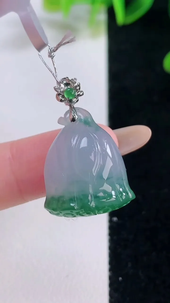 天然A货翡翠莲蓬吊坠，尺寸21.3-17.7-9.3，重量:6.35g
11月20日