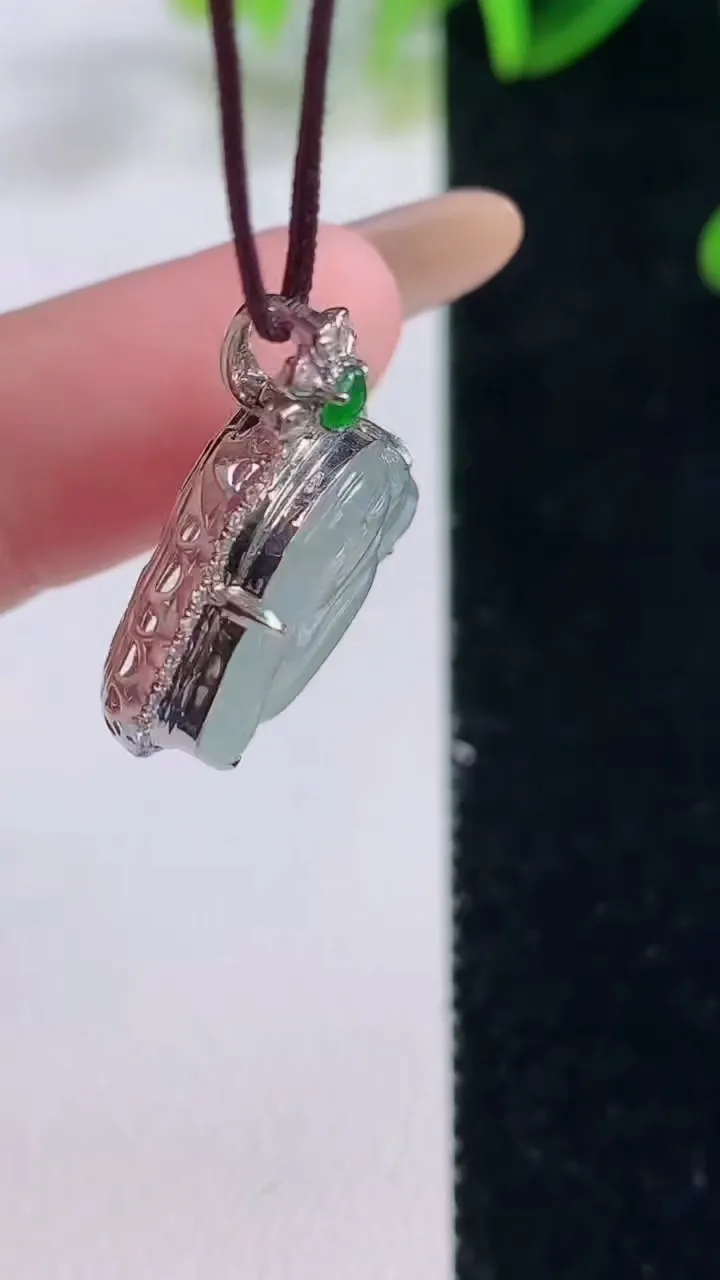 天然A货翡翠种白冰佛公吊坠，尺寸22.8-20.4-7.2，裸石12.6-17.8重量:3.42g
11月20日