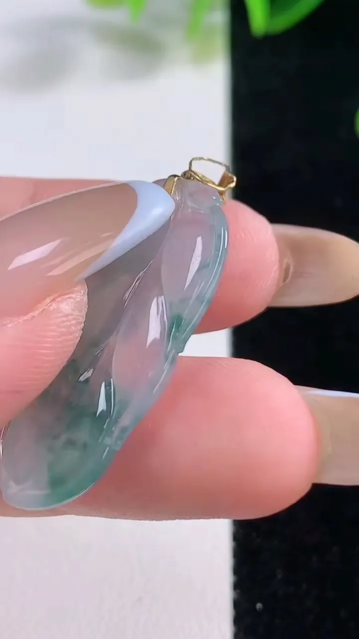 天然A货翡翠种飘花金枝玉叶叶子吊坠，尺寸30.6-15-3.7，重量:3.70g
11月20日