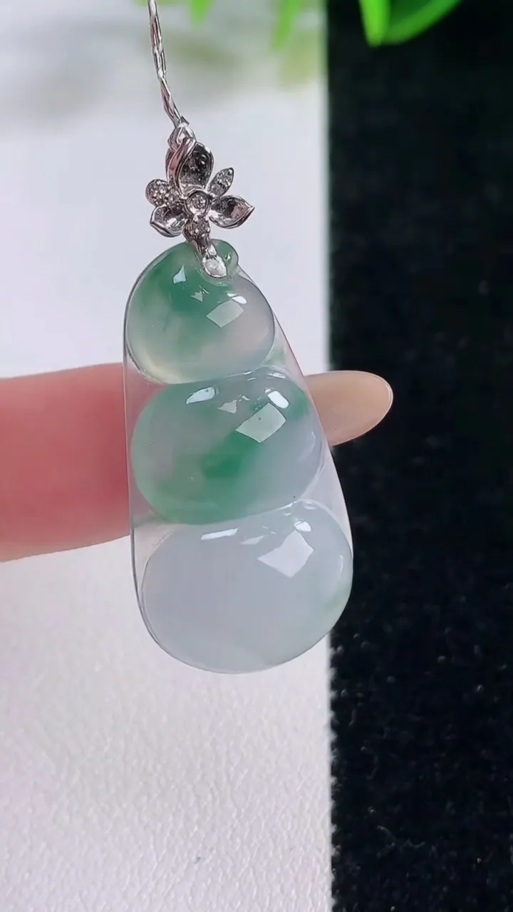 天然A货翡翠种飘花福豆吊坠，尺寸31.2-15.7-4.3，重量:4.74g
11月20日