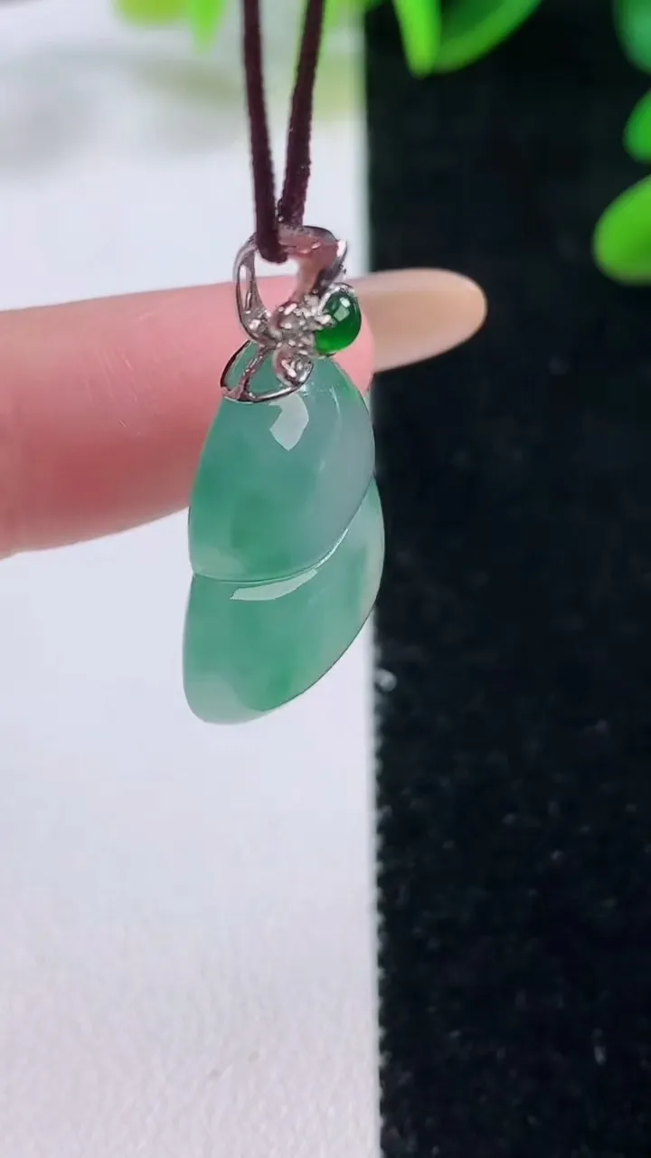 天然A货翡翠种飘花葫芦吊坠，尺寸23-18-7.8，重量:5.68g
11月20日