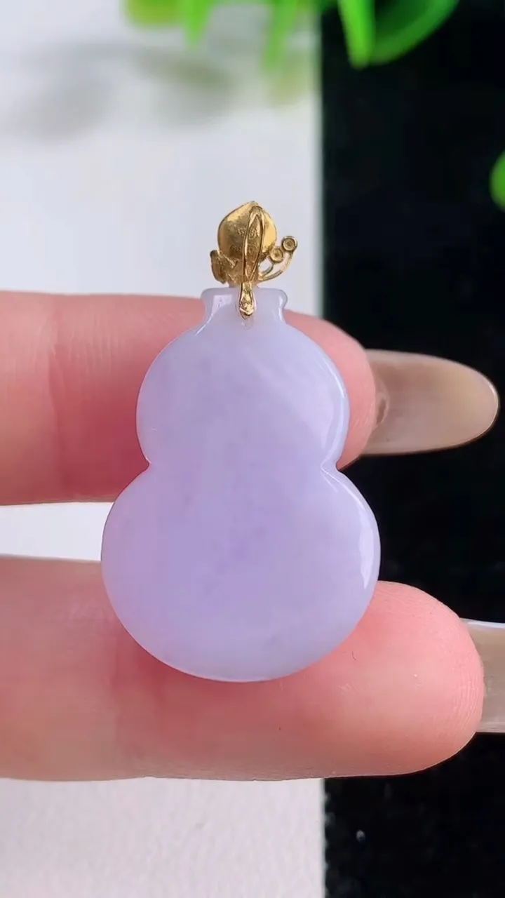 天然A货翡翠18K金紫罗兰葫芦吊坠，尺寸26-17.8-9，重量:7.40g
11月20日