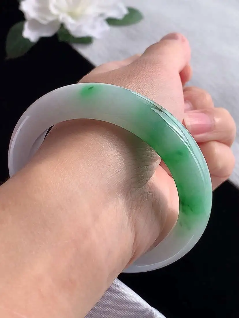 a货翡翠老坑冰种白底青飘绿正装正圈手镯55-56圈口  尺寸55.8×13.2×9.2mm 1119