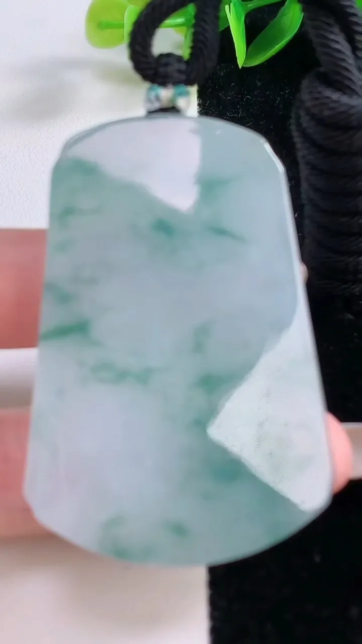 天然A货翡翠种飘花仿古无事牌吊坠，尺寸56-38.4-6.2，重量:36.09g
11月20日