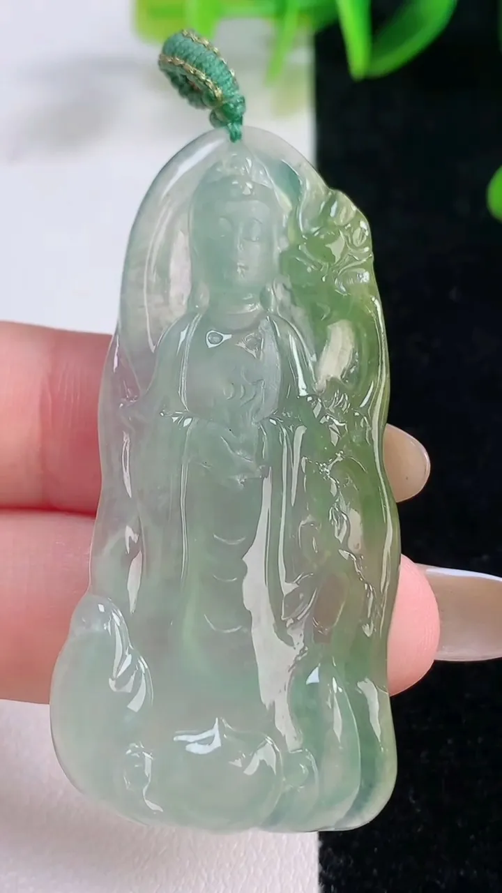 天然A货翡翠观音菩萨吊坠，尺寸55.2-24-5，重量:14.86g
11月20日
