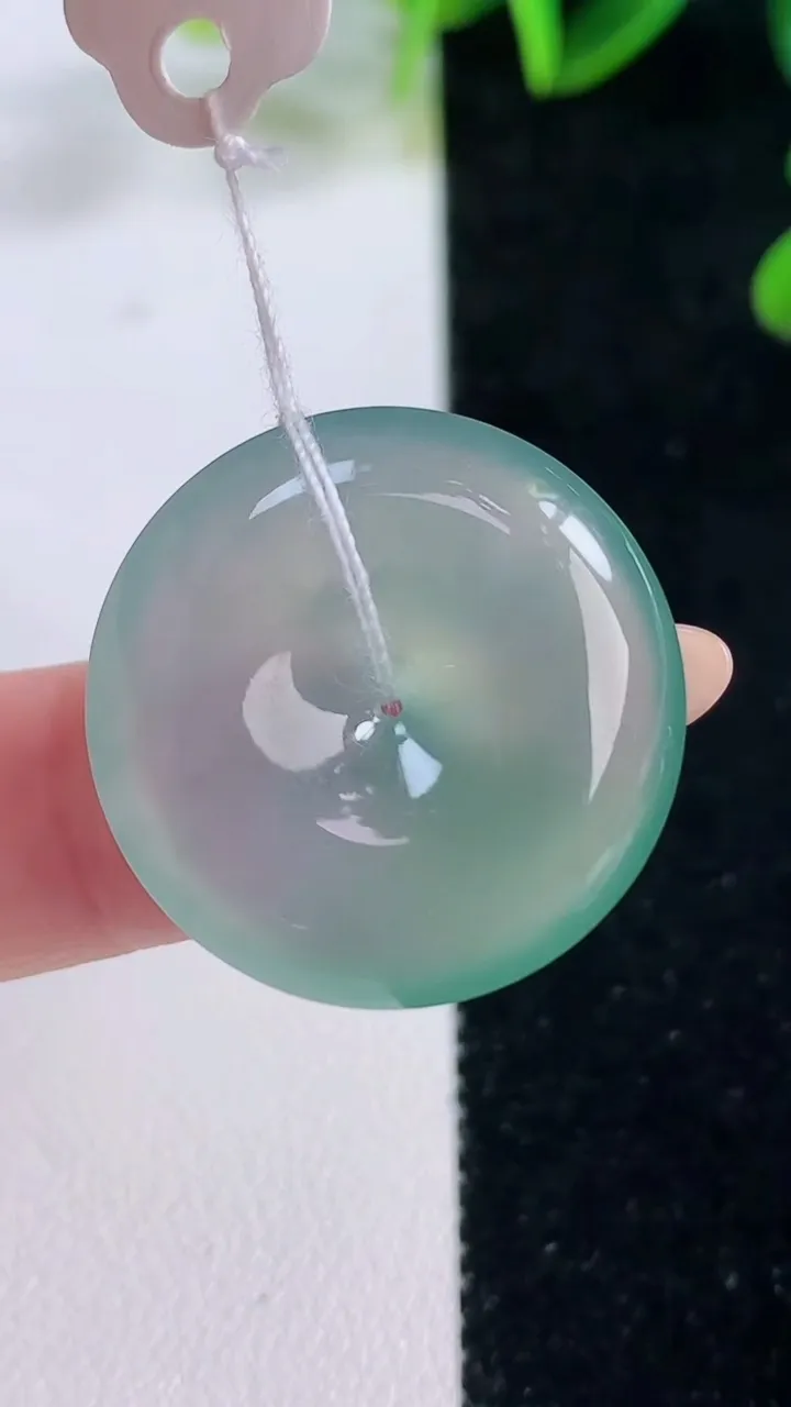 天然A货翡翠平安扣吊坠，尺寸25-6.3，重量:8.62g
11月20日