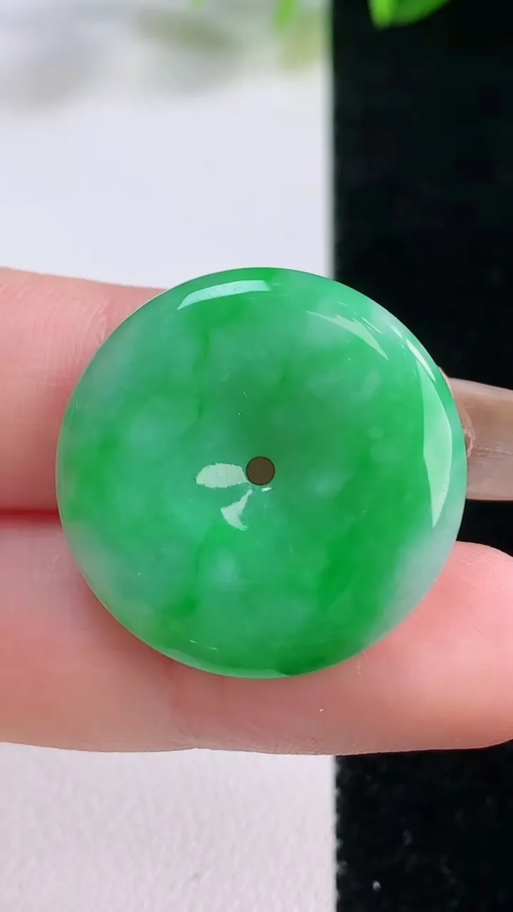 天然A货翡翠平安扣吊坠，尺寸24.5-4.3，重量:6.28g
11月20日