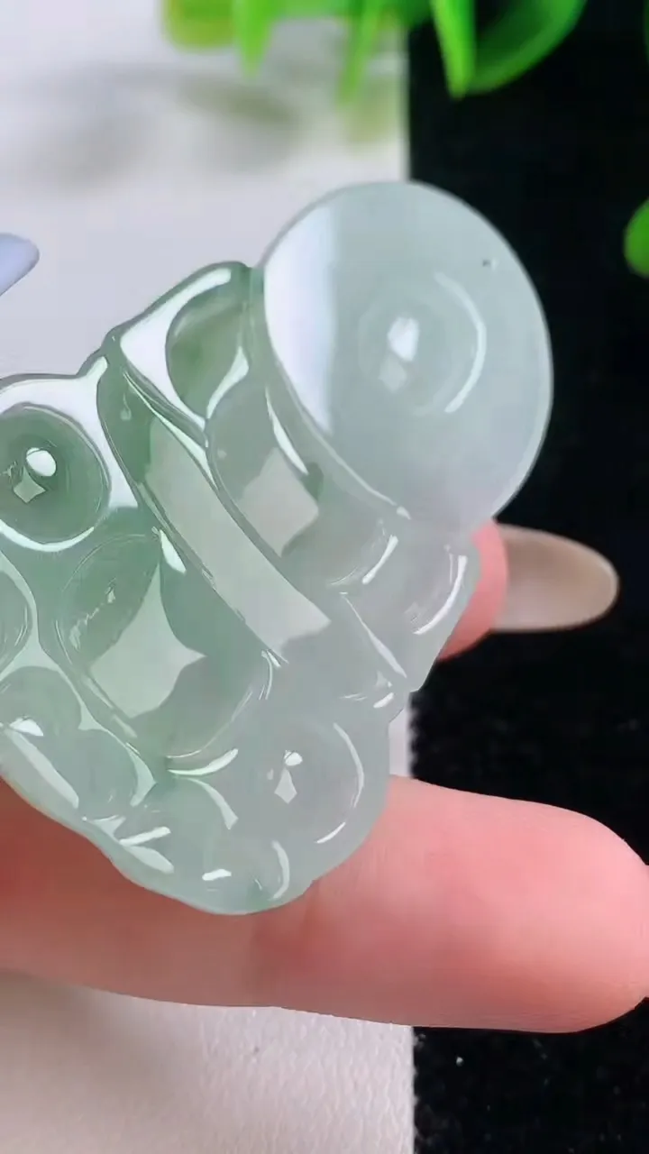 天然A货翡翠观音菩萨吊坠，尺寸55.7-34.8-5.7，重量:18.73g
11月20日