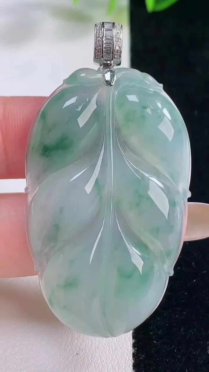 天然A货翡翠种飘花金枝玉叶 叶子吊坠，尺寸48.7-30-5，重量:16.52g
11月20日